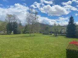 Propriété à Logements Multiples avec une Ancienne Chapelle et des Vues Montagnes